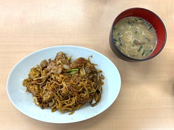 焼きそばとお味噌汁