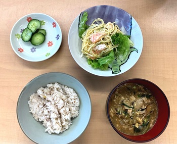 サーモンパスタサラダとご飯と味噌汁