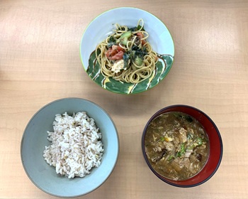 鶏むね肉と夏野菜のサラダパスタ
